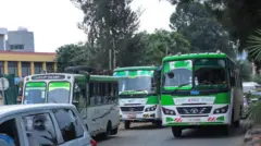 ሰለስተ ኣውቶቡሳት እናተጓዓዛ ይርኣያ