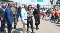 Minisitiri w'ubuzima mu Rwanda Dr Diane Gashumba (hagati)