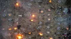 Делиде каза тапкандар саны көп болгондуктан сөөктөрдү массалык түрдө өрттөп жатышат