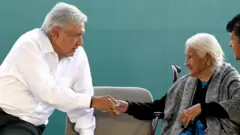 López Obrador y anciana