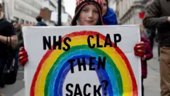 ব্রিটেনে অনেক স্বাস্থ্যকর্মী বাধ্যতামূলক ভ্যাক্সিন নীতির বিপক্ষে রাস্তায় নেমেছেন, ২২/০১/২০২২