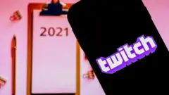 Teléfono con logo de Twitch.