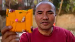 'प्याडम्यान' को उपनामले चिनिने भैँसेपाटीका ४५ वर्षीय ज्ञानरत्न महर्जनलाई साथीहरूले ‘सबले दुनियाँ बनाउन थालिसके, तिमी चाहिँ प्याड बनाएर बस्छौँ’ भनेर उडाउँथे। एक भिडिओ।