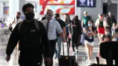 تسعى الإرشادات الجديدة إلى حماية الركاب وطواقم العمل من فيروس كورونا