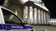 Автомобиль полиции у здания Большого театра, где во время оперы "Садко" на сцене погиб артист
