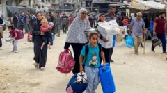 عائلات تُجبر على إخلاء منازلها بسبب العملية العسكرية في جباليا - الصورة بتاريخ 6 أكتوبر تشرين الأول 