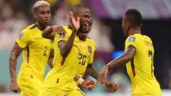 Enner Valencia gol sevincini takım arkadaşlarıyla paylaşıyor