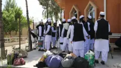 افغان حکومت هم د طالبانو څه باندې ۵۲۰۰ بندیان خوشي کړي خو د شاوخوا ۴۰۰ هغو بندیانو د خوشي کولو پر سر د پرېکړې لپاره یې مشورتي لویه جرګه راوغوښته