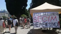 Altı ay süren protestoların ardından Prof. Dr. Melih Bulu, Boğaziçi Üniversitesi rektörlük görevinden alındı. Şu an kampüste bir bayram havası olsa da öğrenciler ve akademisyenler henüz mücadelenin sona ermediğini dile getiriyor. En büyük talepleri bundan sonraki rektörün seçimle gelmesi; hatta bütün üniversitelerde demokratik, özerk ve özgür rektör seçimlerinin düzenlenmesi.