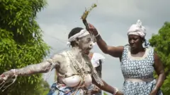 Ụmụnwaanyị na-eme omenala