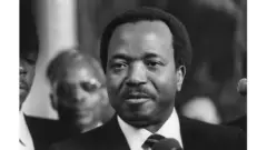 Président du Cameroun depuis 1983, Paul Barthélémy Biya'a Bi M'vondo souffle le chaud et le froid avec les séparatistes anglophones