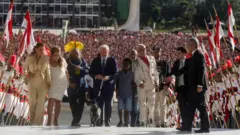 Lula sobre a rampa do Planalto acompanhado de representantes da sociedade brasileira