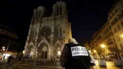 참수 테러가 발생한 프랑스 니스의 노트르담 대성당 앞에 경찰들이 서있다