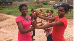 ụmụaka na-egwu egwu