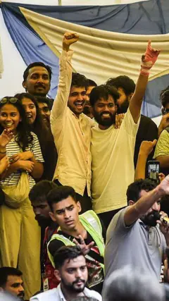 தர்மேந்திர பிரதான் பதவி விலகியதை டெல்லி ஜந்தர் மந்தரில் கொண்டாடும் இளைஞர்கள்