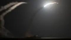 У темному небі вночі видно яскраву смугу світла від запущеної ракети, що злітає дугою вгору, залишаючи за собою довгий слід диму. Унизу ледь помітний силует військового корабля, з якого здійснено запуск.