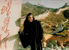 Lucélia Santos em visita à Muralha da China, na década de 1990