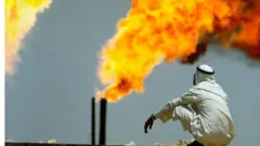 Hombre mirando la producción de gas en Qatar