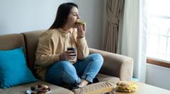 食べる女性