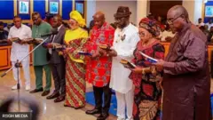 Awọn alaga tuntun ti wọn bura fun.