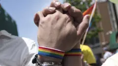 Dva muškarca koji se drže za ruke