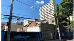 Tapume de empreendimento imobiliário ao lado da Mesquita Hamza em Pinheiros, São Paulo