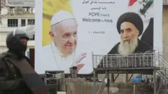 من ملصقات الترحيب باللقاء بين البابا والسيستاني