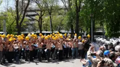 Polis, Kurtuluş Parkı’nda Doruk Maden işçileri ve Bağımsız İş Sendikası üyelerinini etrafını çevirdi