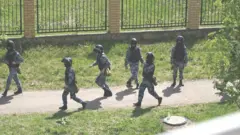 Equipe tática responde a um tiroteio na escola número 175 em Cazã, Tartaristão, Rússia 11 de maio de 2021 nesta imagem de redes sociais