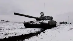 حشدت روسيا قرابة 100 ألف جندي بالقرب من الحدود مع جارتها