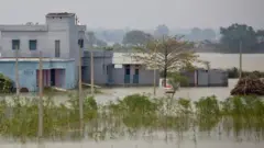पानी में डूबा घर