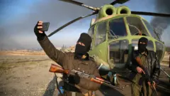 Повстанець у балаклаві з автоматом у руках робить селфі на мобільний телефон 