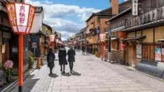 Tres personas en una calle limpia de Japón