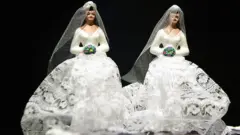 Two brides wey wia white wedding gown.