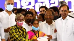 దళిత బంధు స్కీమ్ లబ్ధిదారులతో సీఎం కేసీఆర్