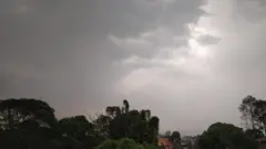 प्री मनसुन गतिविधि सुरु भएपछि काठमाण्डूको आकाशमा पानी पार्ने कालो बादल मडारिएको छ