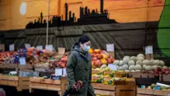 ผู้หญิงสวมหน้ากาก