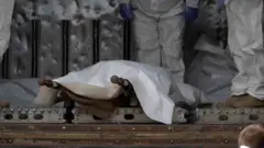 Makonni bayan da aka kori dakarun Rasha bisa ƙoƙarinsu na ƙwace iko da babban birnin Ukraine, Kyiv, har yanzu akwai gawarwakin sojojin a yashe a Ukraine.
