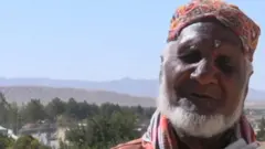 ਜੋਤਹੀਣ ਅਖ਼ਬਾਰ ਵੇਚਣ ਵਾਲਾ ਬਜ਼ੁਰਗ