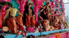 কুমিল্লায় নানুয়াদীঘির পাড়ে পূজা মণ্ডপে ভাঙচুরের পরের দৃশ্য
