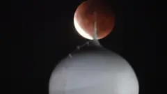 Super Blood Moon seperti tampak di atas Masjid al-Azhari, Jakarta.