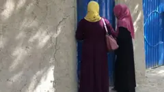 د افغانستان د شمال بلخ ولایت په مزار شریف کې، دوې ځوانې نجونې کور په کور ګرځي او خلک هڅوي چې په خپلو ماشومانو تعلیم وکړي.