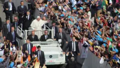 Francisco e o papamóvel: carro papal ficou famoso com João Paulo II