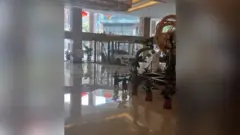 Carro invade saguão em hotel
