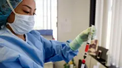 Doctora con jeringa