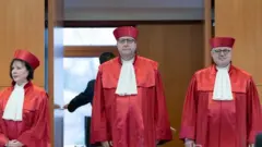 የጀርመን ዳኞች የደንብ ልብስ ለብሰው ይታያሉ