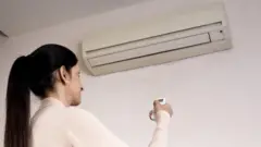 एसीसमोर उभी महिला