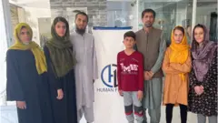 السيد خليلي (الثالث من اليمين) وعائلته