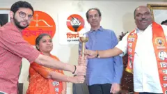 ऋतुजा लटके यांचं अभिनंदन करताना उद्धव ठाकरे, आदित्य ठाकरे, अनिल परब
