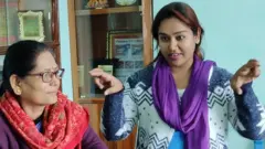 साङ्केतिक भाषामा कुरा गर्दै कर्मचारी